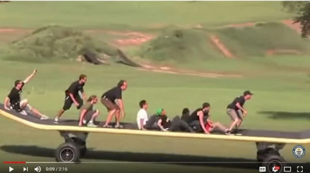 มันใหญ่มาก!  สเก็ตบอร์ดยาว 35 ฟุตทำสถิติกินเนสส์มีขนาดใหญ่ที่สุดในโลก