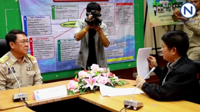 "แรมโบ้อีสาน" นำชาวบ้านร้องยุบพรรคภูมิใจไทย