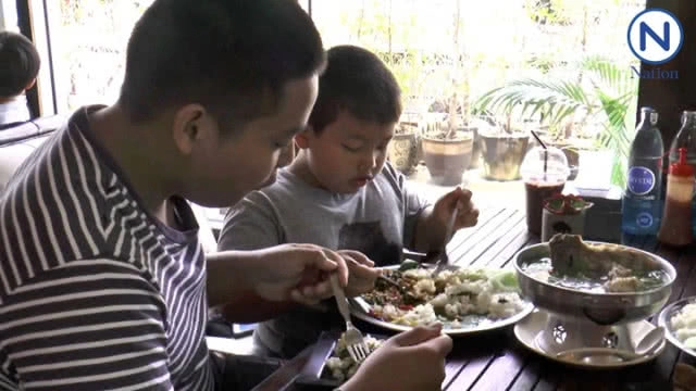 สาวโคราชออกจากราชการมาเปิดร้าน "กะเพราถาด"คนเข้าคิวซื้อเพียบ