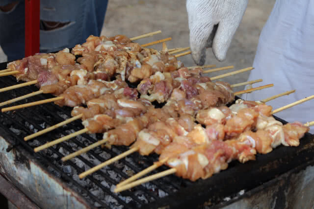 พลิกวิกฤติเป็นโอกาส! หนุ่มใหญ่เพาะจระเข้ส่งออกไปไม่รอด ลองนำเนื้อมาเสียบไม้ย่าง ขายดีขึ้นทันตา!!!