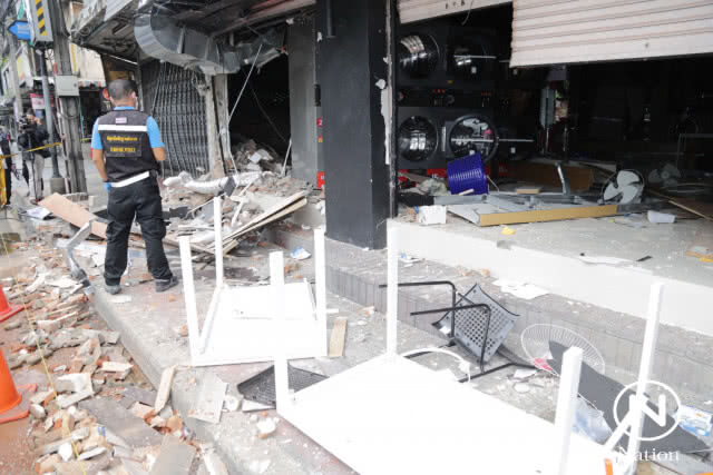 ผอ.เขตดินแดง ตรวจ "ร้านซักอบรีด" แก๊สระเบิด พบเสาแกนกลางอาคารขาด 2 ต้น