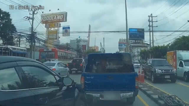 (คลิป) โซเชียลแห่แชร์ เก๋งดำ เปิดไฟเลี้ยวปั๊ป เลี้ยวทับเส้นทึบปุ๊ป!? ถามพี่ทำไมทำแบบนี้ล่ะครับ