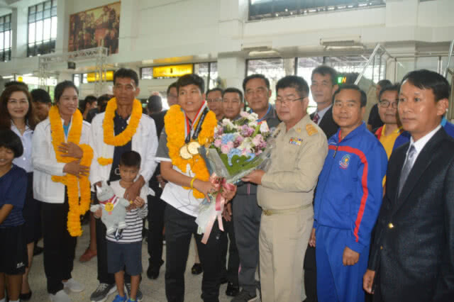 ชาวเลยแห่ต้อนรับ "มัสยา ดวงศรี" ฮีโร่ 2 ทอง ตะกร้อ อชก.