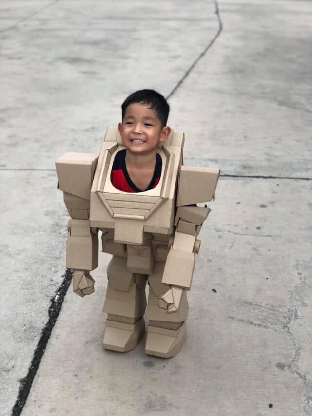 คุณพ่อสุดเจ๋งแปลง "ลังกระดาษ"เป็น"ชุดกันดั้มส์" คุณลูกยิ้มร่า เดินอย่างเท่!