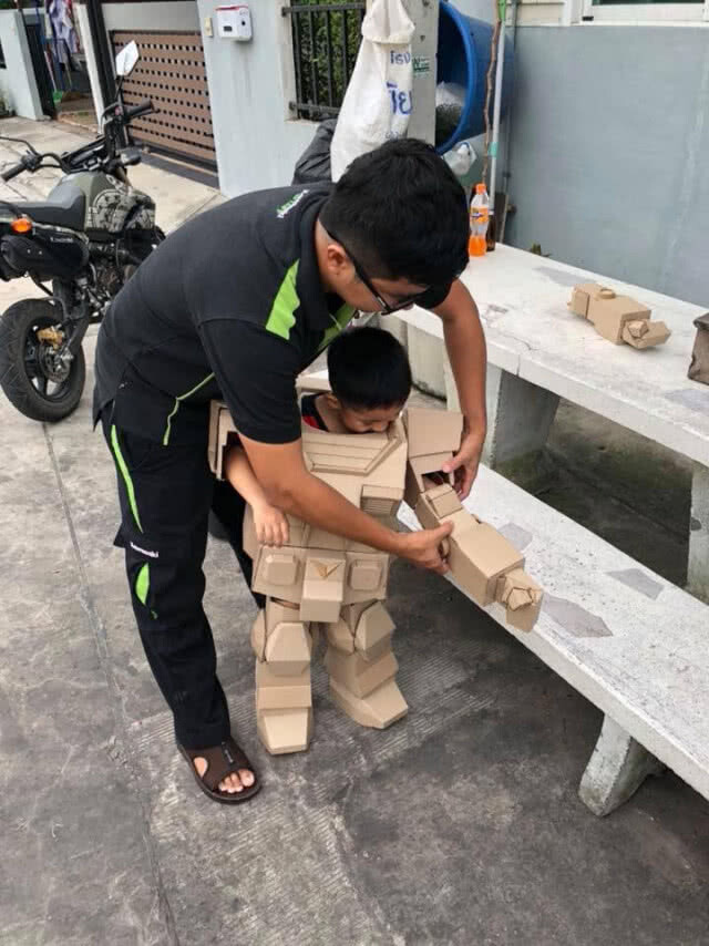 คุณพ่อสุดเจ๋งแปลง "ลังกระดาษ"เป็น"ชุดกันดั้มส์" คุณลูกยิ้มร่า เดินอย่างเท่!
