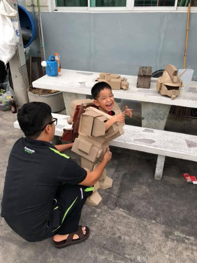 คุณพ่อสุดเจ๋งแปลง "ลังกระดาษ"เป็น"ชุดกันดั้มส์" คุณลูกยิ้มร่า เดินอย่างเท่!