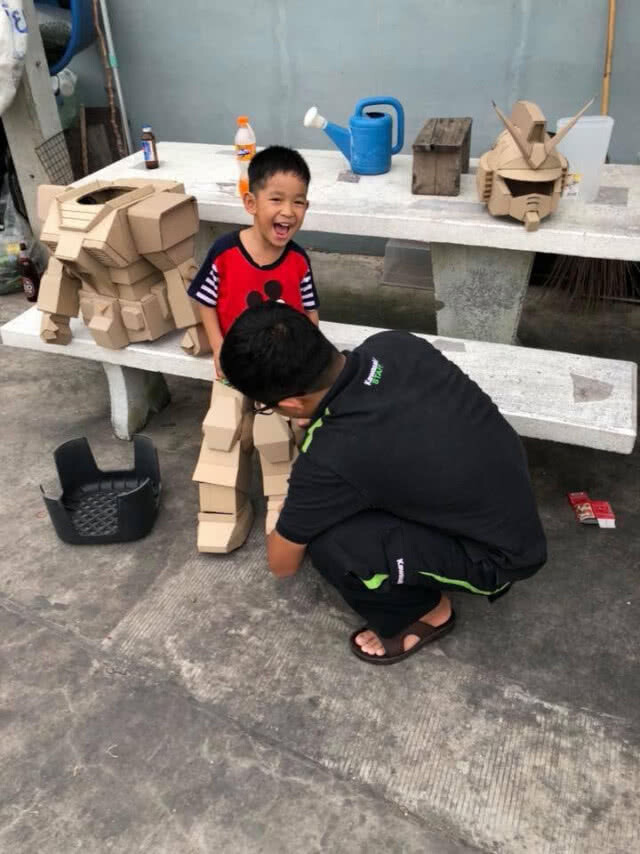 คุณพ่อสุดเจ๋งแปลง "ลังกระดาษ"เป็น"ชุดกันดั้มส์" คุณลูกยิ้มร่า เดินอย่างเท่!