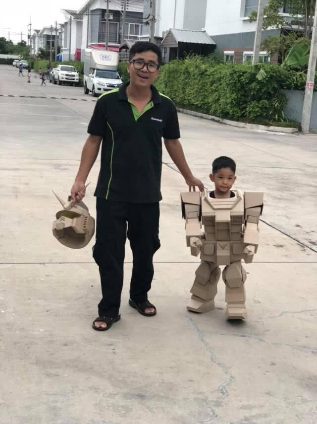 คุณพ่อสุดเจ๋งแปลง "ลังกระดาษ"เป็น"ชุดกันดั้มส์" คุณลูกยิ้มร่า เดินอย่างเท่!