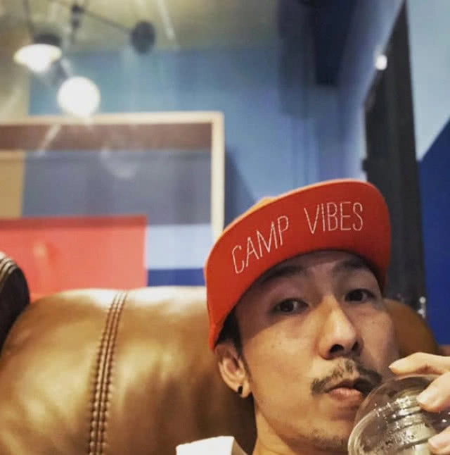 "ตุ๊กแก" เกาะรถ "โจอี้ บอย" แฟนคลับแห่ถามเลขทะเบียน นักร้องดังจัดให้