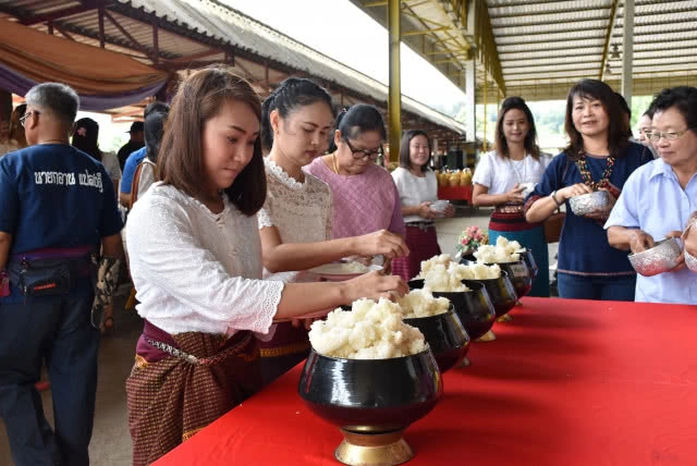 ชาวลับแลตักบาตรข้าวเหนียวขันเงินขันทอง