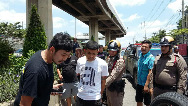 (คลิป) ตร.สน.ท่าพระรวบนักเสพยานรก ซิ่งเก๋งฝ่าด้านตรวจ ชนรถปชช.2คันเสียหาย พร้อมยาเค0.85 กรัม