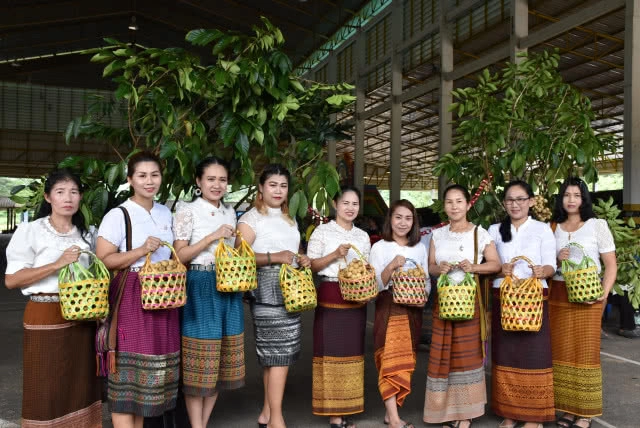 ชาวลับแลตักบาตรข้าวเหนียวขันเงินขันทอง