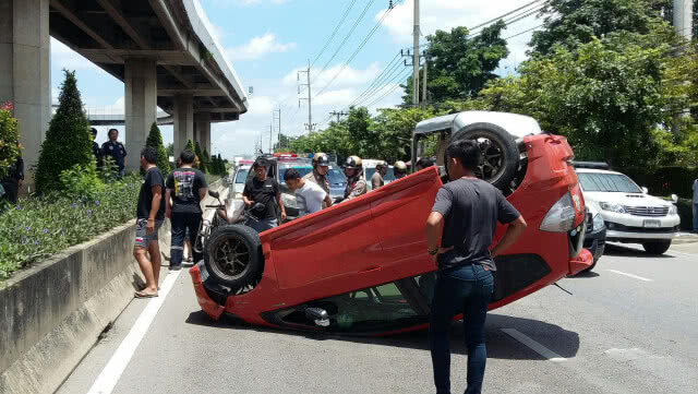 (คลิป) ตร.สน.ท่าพระรวบนักเสพยานรก ซิ่งเก๋งฝ่าด้านตรวจ ชนรถปชช.2คันเสียหาย พร้อมยาเค0.85 กรัม