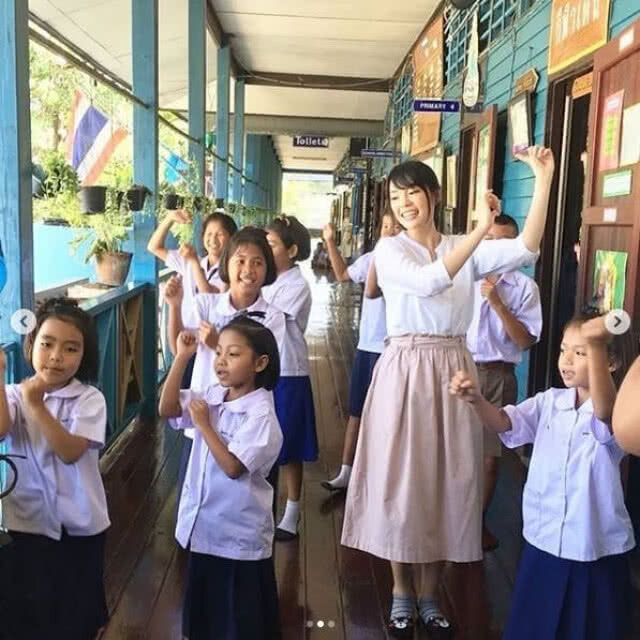 "เฌอปราง BNK48" บุกโรงเรียนอัดเทปเดินหน้าประเทศไทย