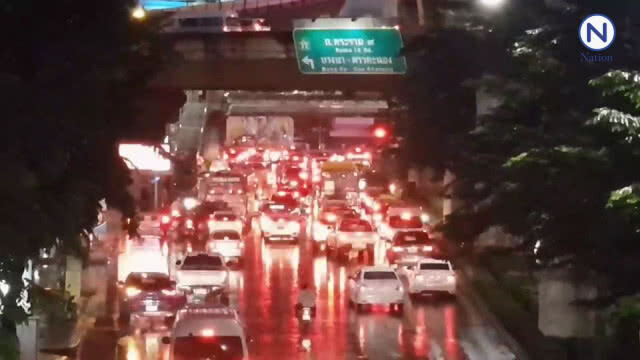 ชาวกรุงฯอ่วม!! ฝนถล่มเวลาเลิกงานจราจรติดขัดทุกเส้น