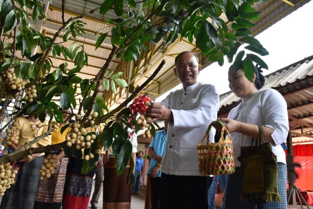 ชาวลับแลตักบาตรข้าวเหนียวขันเงินขันทอง