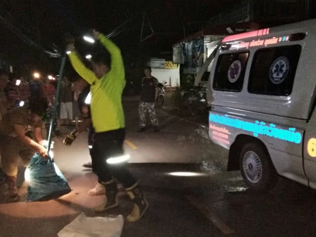 ตื่น!! งูจงอางยาว 4ม. นอนขดตัวข้างร้านขายของชำ