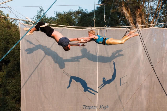 คุณยายอเมริกันวัย 84 ปี ทำสถิตินักกีฬาโหนเชือกอายุเยอะที่สุด แถมหุ่นยังสวยเช้ง