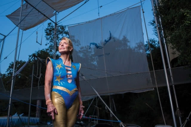 คุณยายอเมริกันวัย 84 ปี ทำสถิตินักกีฬาโหนเชือกอายุเยอะที่สุด แถมหุ่นยังสวยเช้ง