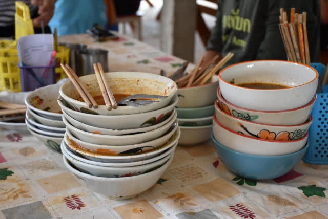 ไปลองกัน!! ก๋วยเตี๋ยวเตาฟืนเมืองลับแล ขายดีวันละ 500 ชาม