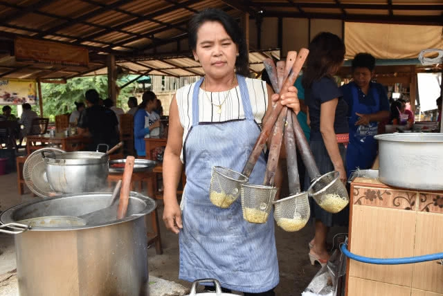 ไปลองกัน!! ก๋วยเตี๋ยวเตาฟืนเมืองลับแล ขายดีวันละ 500 ชาม