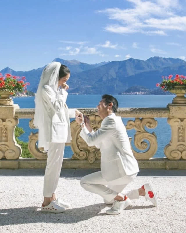 (ชมคลิป) "พลอย" ซึ้งน้ำตาแตก! "กันต์" เซอร์ไพรส์คุกเข่าขอแต่งงาน