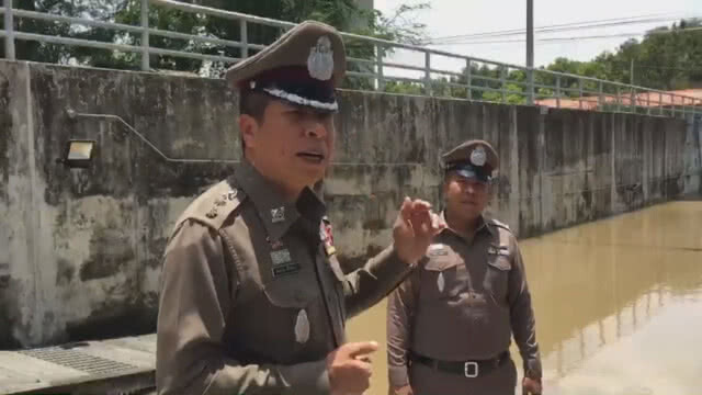 สาววัย 41 ขับรถลอดอุโมงค์หมู่บ้าน ถูกน้ำท่วมมิดคันดับคารถ