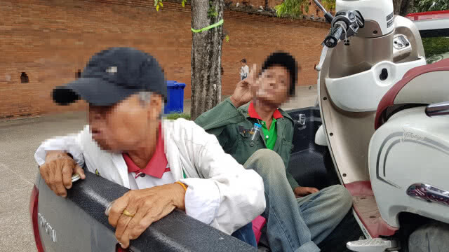 จับ 3 พ่อค้า-แม่ค้าอาหารนกพิราบประตูท่าแพ หวั่นแพร่เชื้อ!!!