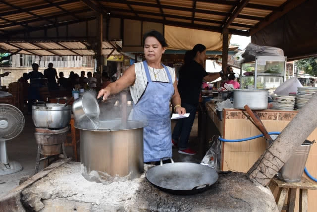 ไปลองกัน!! ก๋วยเตี๋ยวเตาฟืนเมืองลับแล ขายดีวันละ 500 ชาม