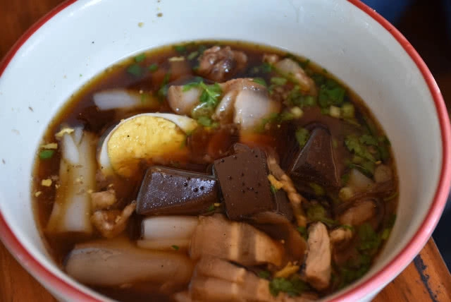 ไปลองกัน!! ก๋วยเตี๋ยวเตาฟืนเมืองลับแล ขายดีวันละ 500 ชาม