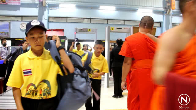 "13 หมูป่า" ขึ้นเครื่องเข้ากรุงเทพฯ
