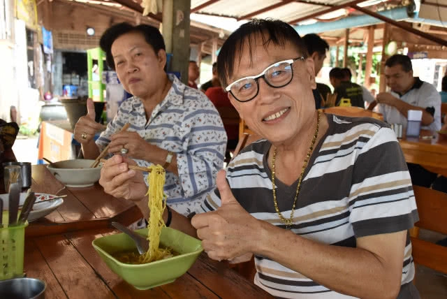 ไปลองกัน!! ก๋วยเตี๋ยวเตาฟืนเมืองลับแล ขายดีวันละ 500 ชาม