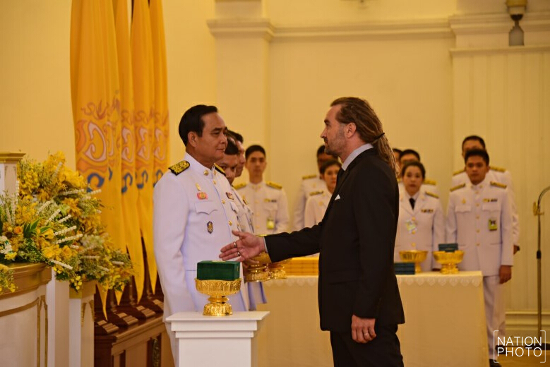 ในหลวง ทรงพระกรุณาโปรดเกล้าฯ พระราชทานเครื่องราชฯ-เข็มที่ระลึก ชาวไทย-ต่างชาติ "ช่วยหมูป่า"