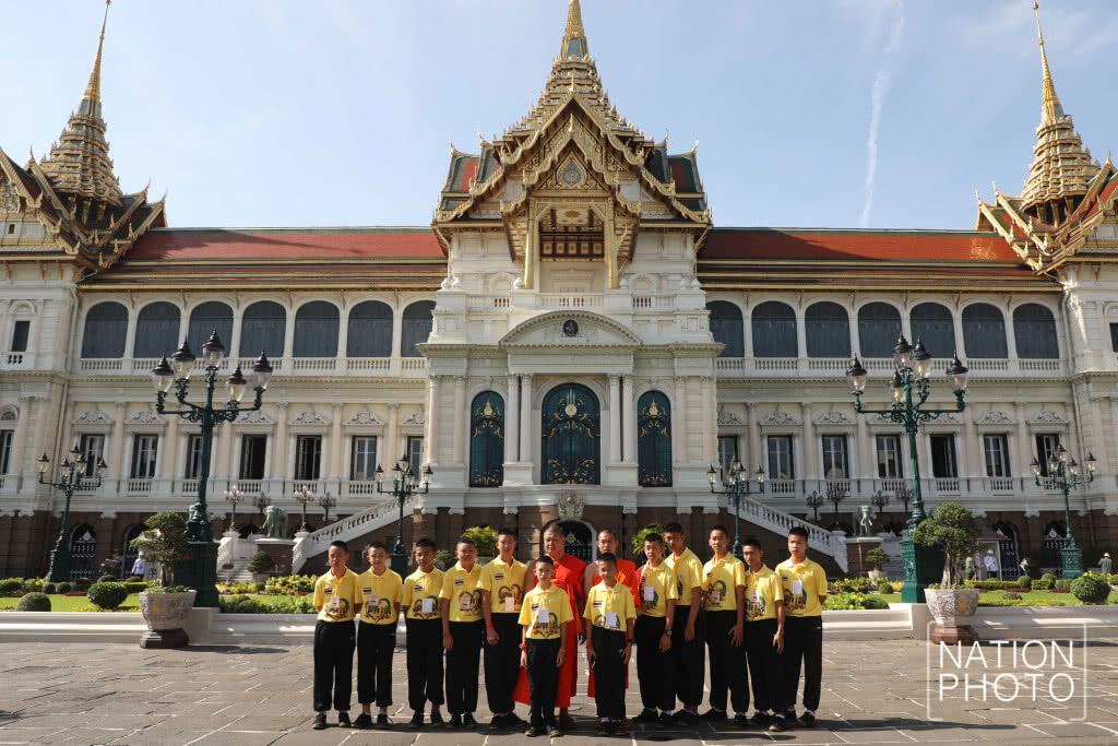 พา "หมูป่า" เที่ยววัดพระแก้ว พา "หมูป่า" เที่ยววัดพระแก้ว