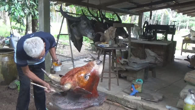 (คลิป) สุดยอดไอเดีย! นำเศษกระดาษเหลือใช้มา "ปั้นหัววัว"