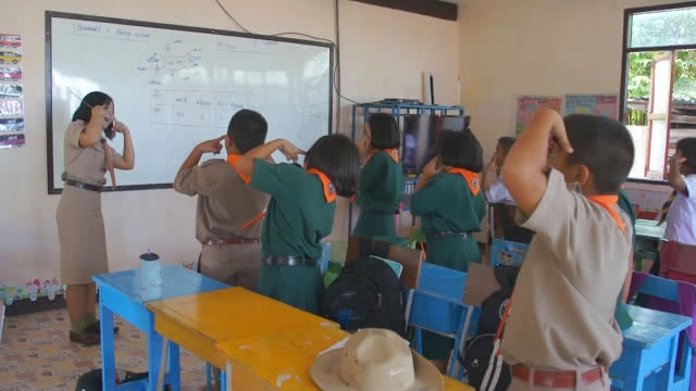 (คลิป) สุดอึ้งครูไทย!!! ทั้งโรงเรียน มีครูสาว 2 คน "วิ่งรอก" สอน"อนุบาล-ป.6"