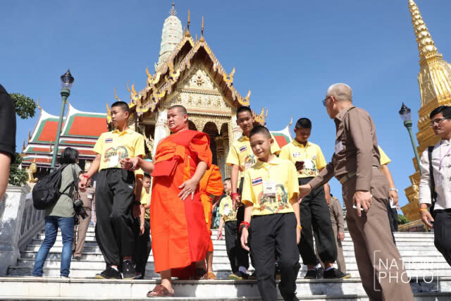 พา "หมูป่า" เที่ยววัดพระแก้ว