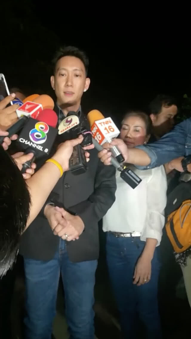 เผยภาพแรก!!! "เบนซ์ เรซซิ่ง" ก้มกราบแม่ หลังได้รับปล่อยตัว
