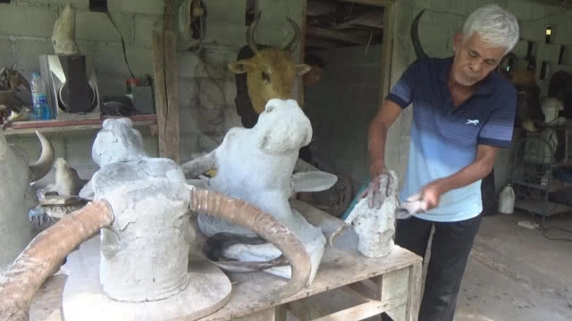 (คลิป) สุดยอดไอเดีย! นำเศษกระดาษเหลือใช้มา "ปั้นหัววัว"