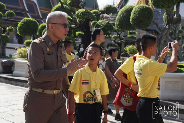 พา "หมูป่า" เที่ยววัดพระแก้ว