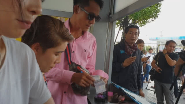 (คลิป) พ่อค้าแผงหวย 90 ล้านเปิดใจถึง เฮียอัจให้ทำแบบที่สบายใจ ยันไม่ลวงโลก มีต้นขั้วพิสูจน์ได้
