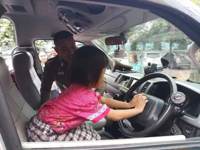 ตร.พัทยา สอนเด็กเล็ก ติดอยู่ในรถ เอาตัวรอดยังไง หวั่นซ้ำรอยเหตุสลด