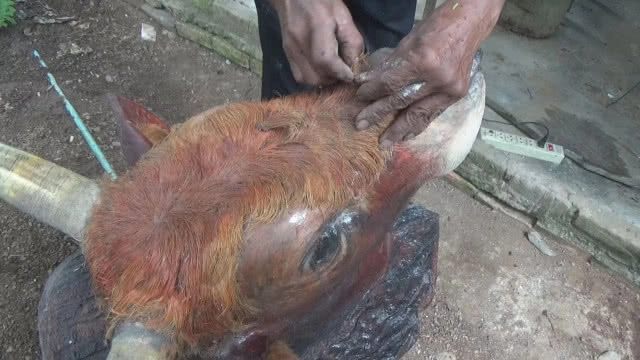 (คลิป) สุดยอดไอเดีย! นำเศษกระดาษเหลือใช้มา "ปั้นหัววัว"