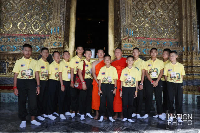 พา "หมูป่า" เที่ยววัดพระแก้ว