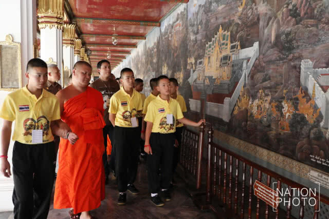 พา "หมูป่า" เที่ยววัดพระแก้ว