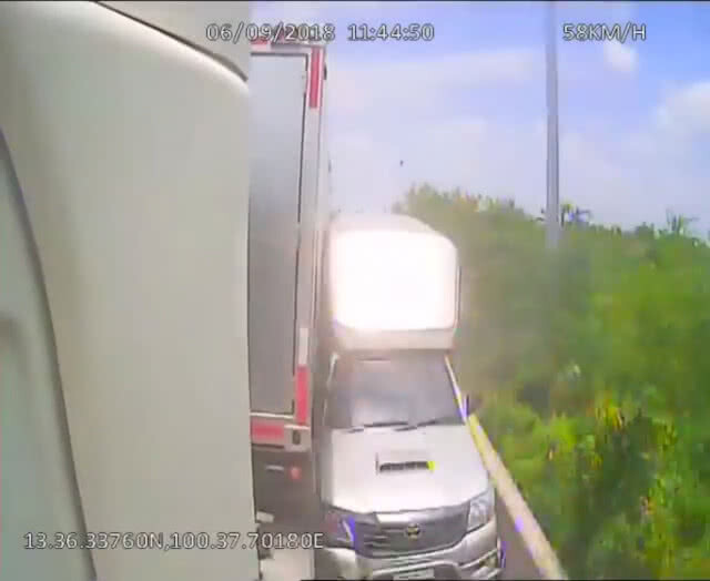 (คลิป) อุทาหรณ์เตือนใจ! กระบะแซงไหล่ทาง บอกเลยเละ!