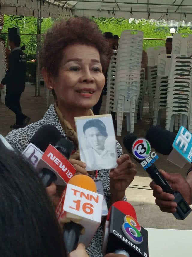 (คลิป) "บิ๊กตู่"เจอเพื่อนสาวที่"ลพบุรี" โชว์รูปวัยกระเตาะ พร้อมข้อความหวานที่มอบให้