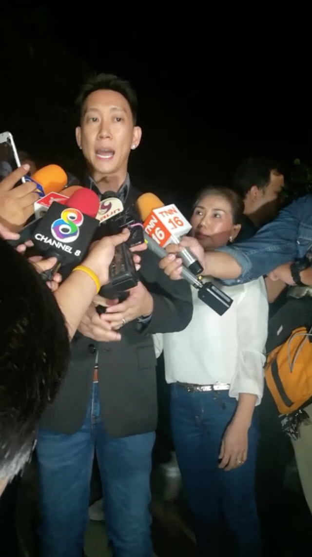 เผยภาพแรก!!! "เบนซ์ เรซซิ่ง" ก้มกราบแม่ หลังได้รับปล่อยตัว