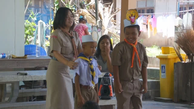 (คลิป) สุดอึ้งครูไทย!!! ทั้งโรงเรียน มีครูสาว 2 คน "วิ่งรอก" สอน"อนุบาล-ป.6"