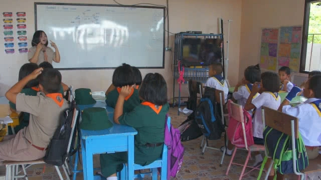 (คลิป) สุดอึ้งครูไทย!!! ทั้งโรงเรียน มีครูสาว 2 คน "วิ่งรอก" สอน"อนุบาล-ป.6"